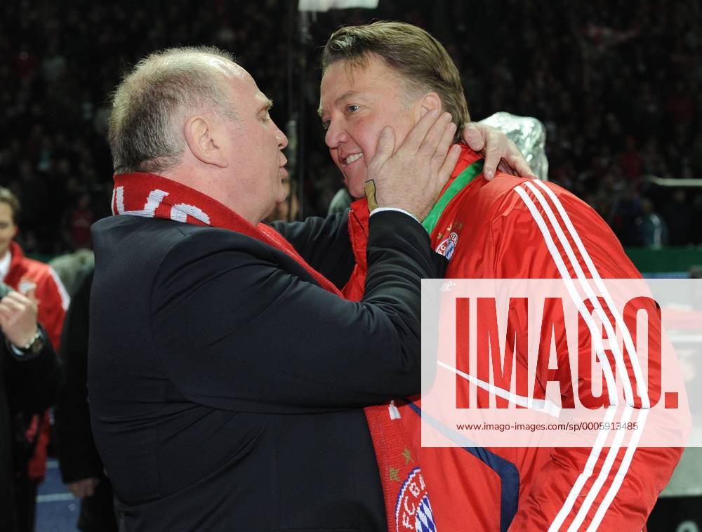 Fussball, DFB-Pokal Finale 2009 2010, SV WERDER BREMEN - FC BAYERN MÜNCHEN 0:4, Bayern feiert den DFB Pokalsieg 2010, Trainer Louis van Gaal (Bayern München) mit Präsident Uli Hoeneß (Bayern München) o0 Funktionär, Jubel, Freude