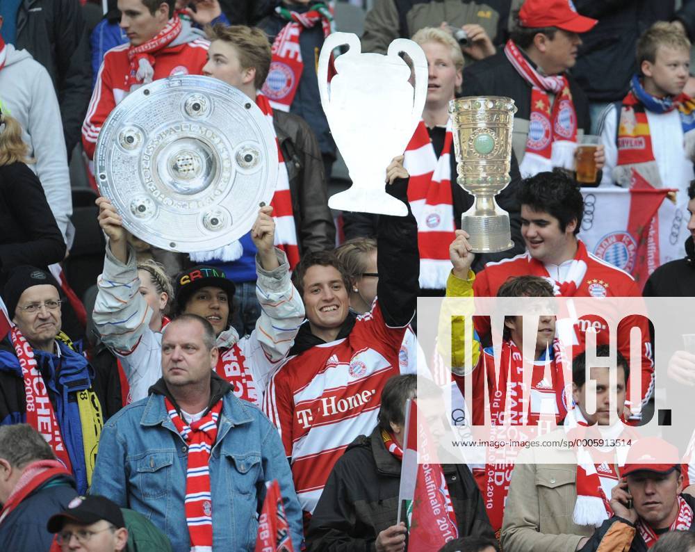 Fussball, DFB-Pokal Finale 2009 2010, FC BAYERN MÜNCHEN, die Bayern Fans hoffen auf das Triple o0 Attrappe, Kopie, Imitat, Nachbildung, , Fan, Fußballfan, Publikum Objekte