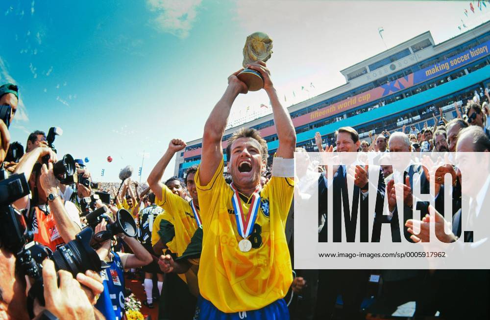 Carlos Dunga präsentiert den Pokal, Brasilien ist Weltmeister 1994 - Mitte, re.: US-Vizepräsident Al Gore Fußball WM Herren WM 1994, Länderspiel, Nationalteam, Nationaltrikot, Finale, Sieg, Weltmeister Einzelbild Los Angeles, LA, L.A. Glück, Freude, Begeisterung,