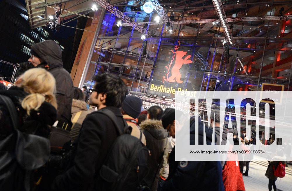 Filmfans warten vor dem Berlinale-Palast am Potsdamer Platz anlässlich der 63. Internationalen Filmfestspiele in Berlin 63. Internationale Filmfestspiele Berlin _SNP7433