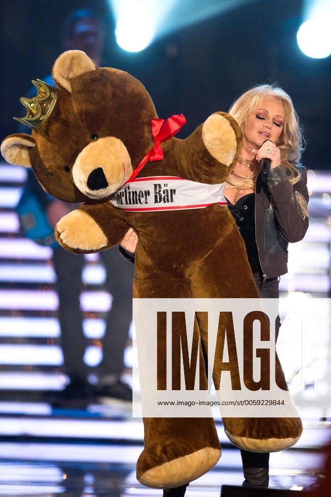 ZDF - C a r m e n N e b e l. Sängerin Bonnie Tyler ( GBR ). Sängerin Bonnie Tyler ( GBR ) während der ZDF - Fernsehshow Willkommen bei C A R M E N N E B E L am 16.02.2013 im Velodrom Berlin.