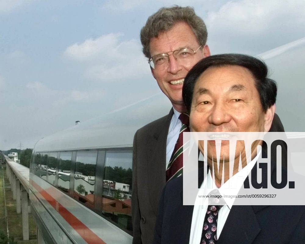 Zhu Rongji, Premierminister China s , rechts, und Gerhard Cromme, Chef der ThyssenKrupp AG, links, posieren vor dem Hochgeschwindigkeitszug Transrapid während des Besuches auf der Transrapid-Teststrecke in Lathen, am 02. Juli 2000. Transrapid, Hochgeschwindigkeitszug, Premierminister, China, Teststrecke, Deutsche Bahn, DB, Lathen