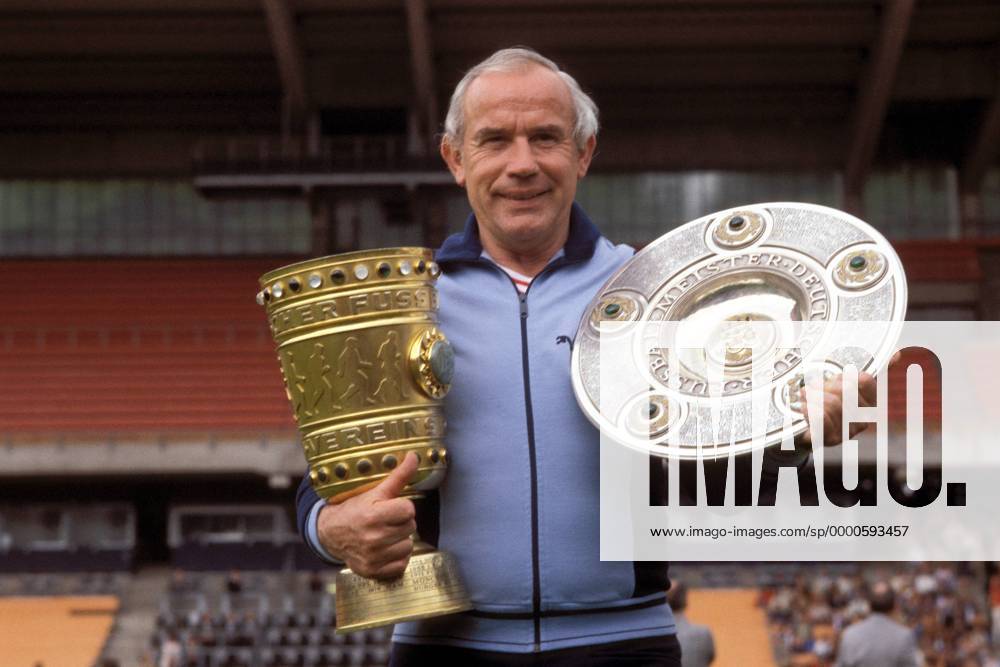 Fußball, 1. FC Köln, Deutscher Meister 1978 Trainer Hennes Weisweiler (Köln) präsentiert den Pokal und die Meisterschale Fußball 1. BL Herren Saison 1978 1979, 1. FC Köln, Vorstellung, Präsentation, Pressetermin, Porträttermin, Einzelbild Müngersdorfer Stadion Köln