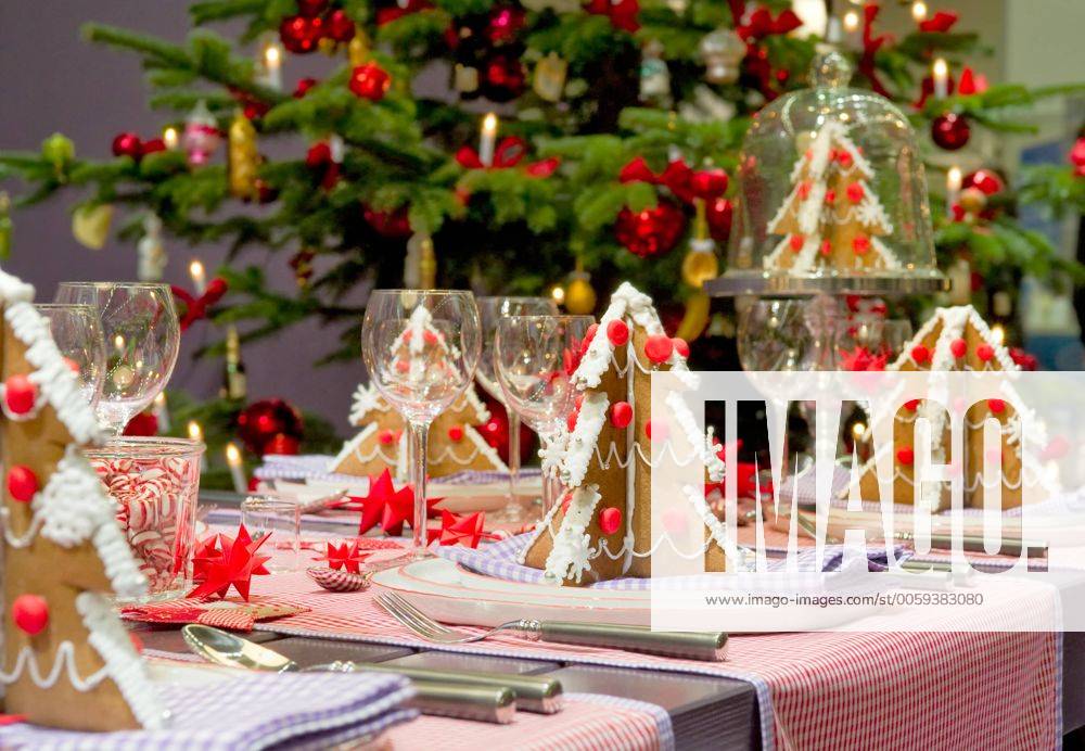 Weihnachtlich gedeckter Esstisch 1042400813