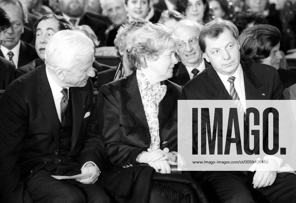 Übergabe des evangelischen Bischofsamtes Berlin Brandenburg in der Marienkirche in Berlin: Bundespräsident Richard von Weizsäcker (li., Deutschland CDU), dessen Ehefrau Marianne und Eberhard Diepgen (Deutschland CDU Regierender Bürgermeister Berlin)
