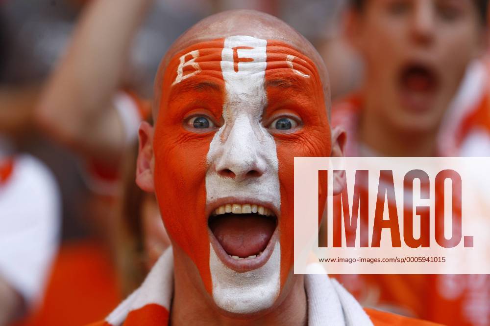 Football - Championship Play-off Final - Blackpool FC fans at Wembley Stadium o0 Gesichtsbemalung, Bemalung, bemalt, kurios o00 2009