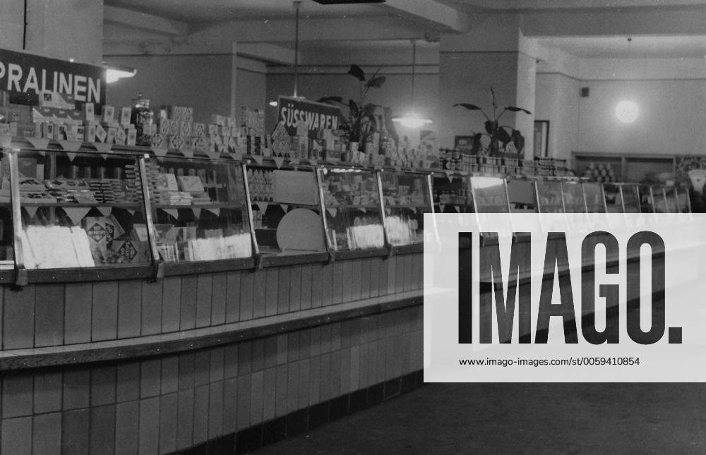 Aufbau der HO (Handelsorganisation) in der DDR - Verkaufsstände und Lebensmittelangebot in der größen HO-Lebensmittelverkaufsstelle in der königstrasse in Berlin (Ost) Aufnahmedatum geschätzt snapshot-photography ArchivxU.xNaun