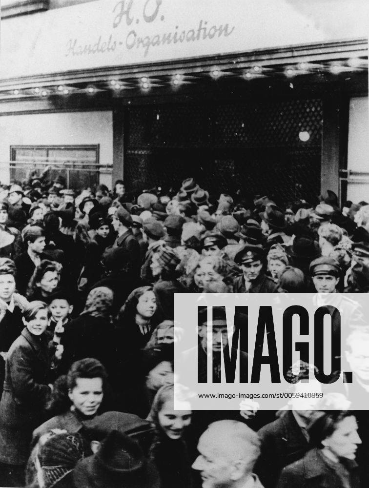 Aufbau der HO (Handelsorganisation) in der DDR - Eröffnung des ersten HO-Lebensmittelgeschäfts DER FREIE LADEN in der Klement-Gottwald-Allee in Berlin (Ost) snapshot-photography ArchivxU.xNaun