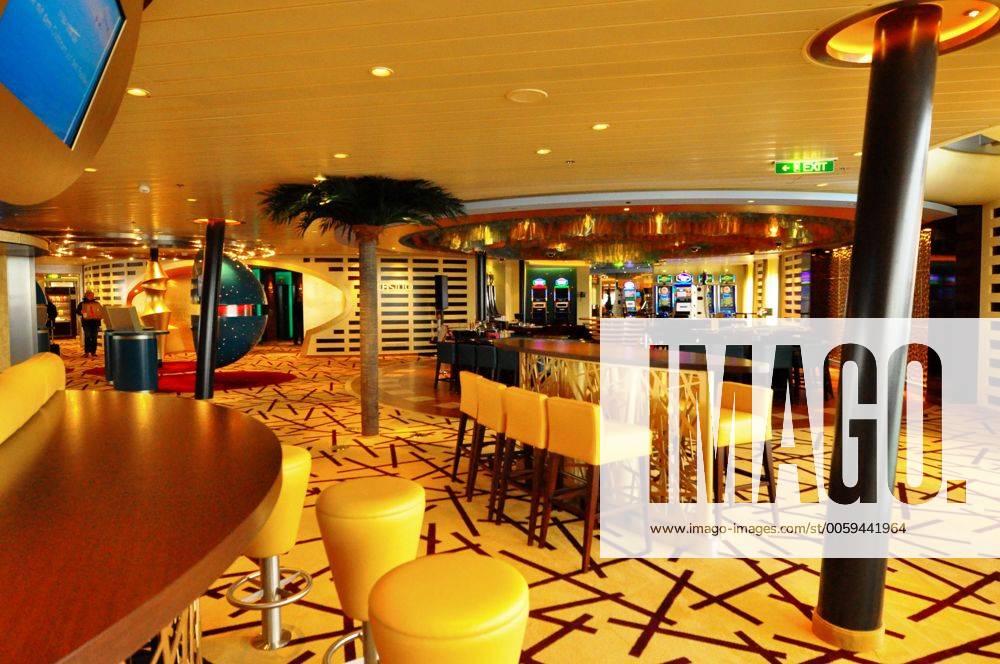 AIDAstella ist der zehnte Luxusliner der AIDA Cruises Flotte.AIDAstella wurde am 16.März 2013 im Ostseebad Warnemünde getauft. AIDAstella in Zahlen: Werft: Meyer Werft in Papenburg, Decks: 14, Länge: 253,33m, Breite: 32,2m, Tiefgang: 7,3m, Höhe über Wasserlinie: 51m, Geschwindigkeit: 23 Knoten, Propeller: 2, Kabinen: 1097, darunter 23 Suiten, 487 Balkonkabinen, 205 Außen-und 382 Innenkabinen, Besatzungsstärke:609, Restaurants: 7, Bars: 12 AIDAstella - Taufe in Warnemünde