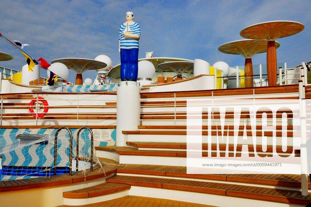 AIDAstella ist der zehnte Luxusliner der AIDA Cruises Flotte.AIDAstella wurde am 16.März 2013 im Ostseebad Warnemünde getauft. AIDAstella in Zahlen: Werft: Meyer Werft in Papenburg, Decks: 14, Länge: 253,33m, Breite: 32,2m, Tiefgang: 7,3m, Höhe über Wasserlinie: 51m, Geschwindigkeit: 23 Knoten, Propeller: 2, Kabinen: 1097, darunter 23 Suiten, 487 Balkonkabinen, 205 Außen-und 382 Innenkabinen, Besatzungsstärke:609, Restaurants: 7, Bars: 12, dass 6620 Quadratmeter große Pooldeck, AIDAstella - Taufe in Warnemünde