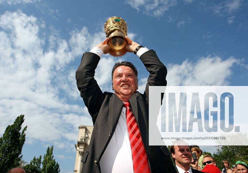 Fussball 1.Bundesliga, FC Bayern München feiert den Gewinn der deutschen Meisterschaft und des DFB-Pokales mit einem Auto-Korso durch München. Trainer Louis van Gaal (Bayern München) mit dem DFB Pokal o0 Pokalfeier Sieg Pokalsieger Jubel Freude unten Froschperspektive