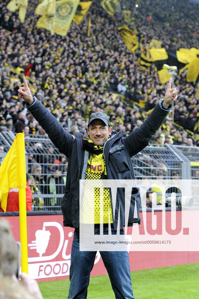 Fussball-Bundesliga, Deutschland, Herren, Saison 2012 2013, 21. Spieltag, Signal Iduna Park Dortmund: Bor. Dortmund, BVB (gelb) - Hamburger SV, HSV (blau) 1:4; Der Schauspieler und BVB-Fan Wotan Wilke Möhring mit BVB-Trikot vor der Südtribüne