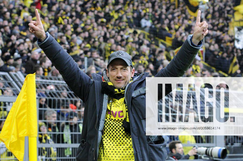 Fussball-Bundesliga, Deutschland, Herren, Saison 2012 2013, 21. Spieltag, Signal Iduna Park Dortmund: Bor. Dortmund, BVB (gelb) - Hamburger SV, HSV (blau) 1:4; Der Schauspieler und BVB-Fan Wotan Wilke Möhring mit BVB-Trikot vor der Südtribüne.