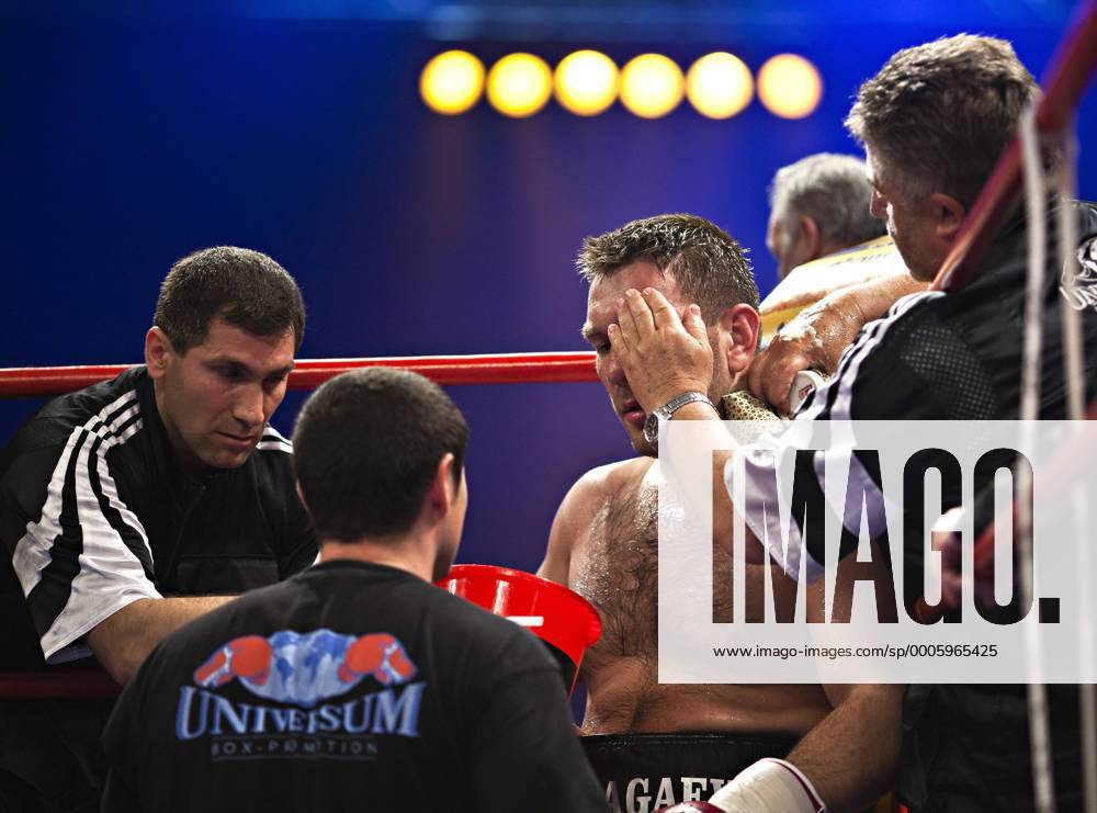 L-R - Betreuer Vardan Zakarjan, Trainer Magomed Schaburow (beide GER), Ruslan Chagaev (Usbekistan), Cutman Volker Grill (GER) - Boxen im Zweiten, WBA Eliminator, Heavyweight, 12 Rounds 22. Mai 2010, Universum Champions Night