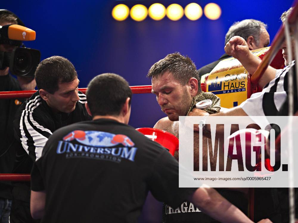 L-R - Betreuer Vardan Zakarjan, Trainer Magomed Schaburow (beide GER), Ruslan Chagaev (Usbekistan), Cutman Volker Grill (GER) - Boxen im Zweiten, WBA Eliminator, Heavyweight, 12 Rounds 22. Mai 2010, Universum Champions Night