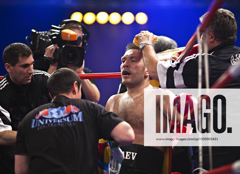 L-R - Betreuer Vardan Zakarjan, Trainer Magomed Schaburow (beide GER), Ruslan Chagaev (Usbekistan), Cutman Volker Grill (GER) - Boxen im Zweiten, WBA Eliminator, Heavyweight, 12 Rounds 22. Mai 2010, Universum Champions Night
