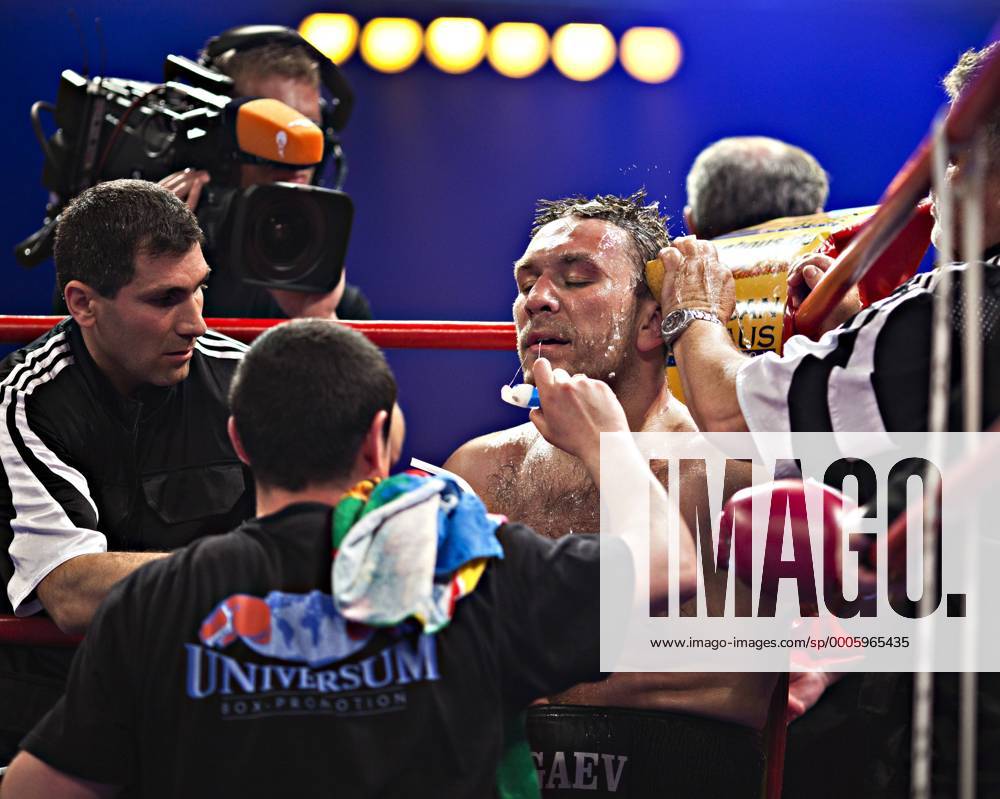 L-R - Betreuer Vardan Zakarjan, Trainer Magomed Schaburow (beide GER), Ruslan Chagaev (Usbekistan), Cutman Volker Grill (GER) - Boxen im Zweiten, WBA Eliminator, Heavyweight, 12 Rounds 22. Mai 2010, Universum Champions Night