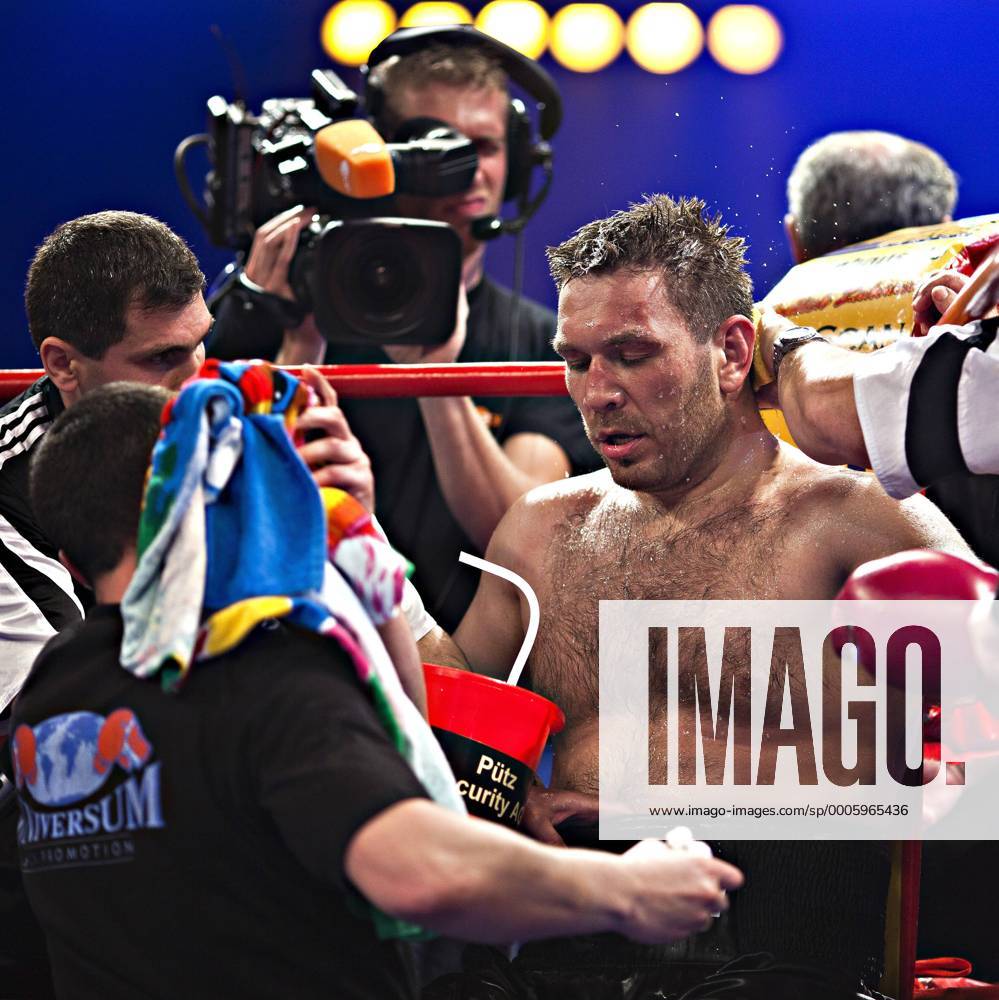 L-R - Betreuer Vardan Zakarjan, Trainer Magomed Schaburow (beide GER), Ruslan Chagaev (Usbekistan) Boxen im Zweiten, WBA Eliminator, Heavyweight, 12 Rounds 22. Mai 2010, Universum Champions Night