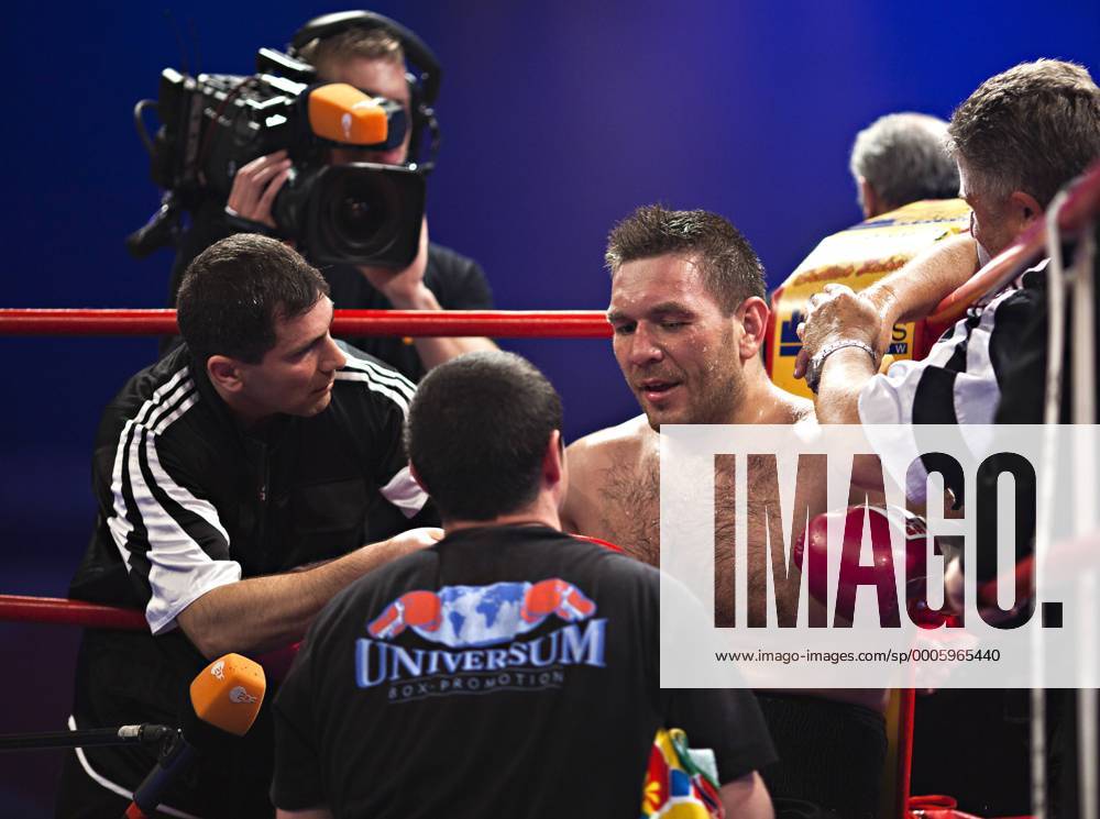 L-R - Betreuer Vardan Zakarjan, Trainer Magomed Schaburow (beide GER), Ruslan Chagaev (Usbekistan), Cutman Volker Grill (GER) - Boxen im Zweiten, WBA Eliminator, Heavyweight, 12 Rounds 22. Mai 2010, Universum Champions Night