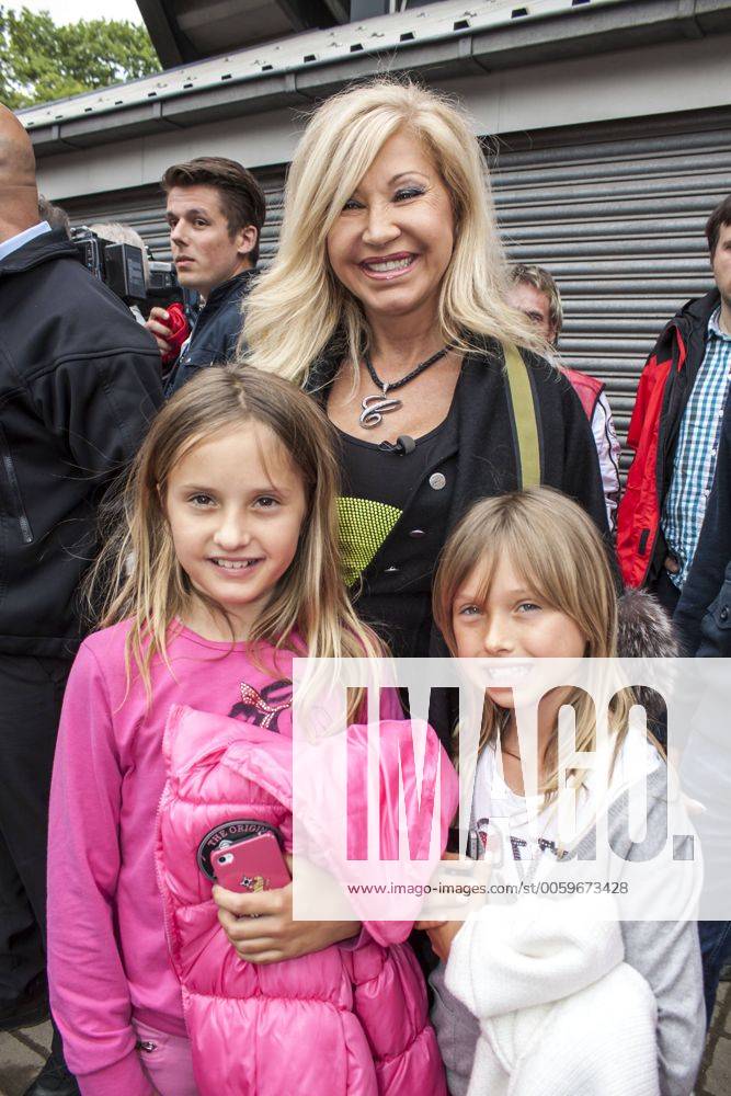 Carmen Geiss mit ihren Töchtern Davina Shakira und Shania Tyra bei Kicken für den guten Zweck in Köln Kicken für den guten Zweck - Das große Benefizspiel zugunsten der Lukas Podolski Stiftung und der Per Mertesacker Stiftung
