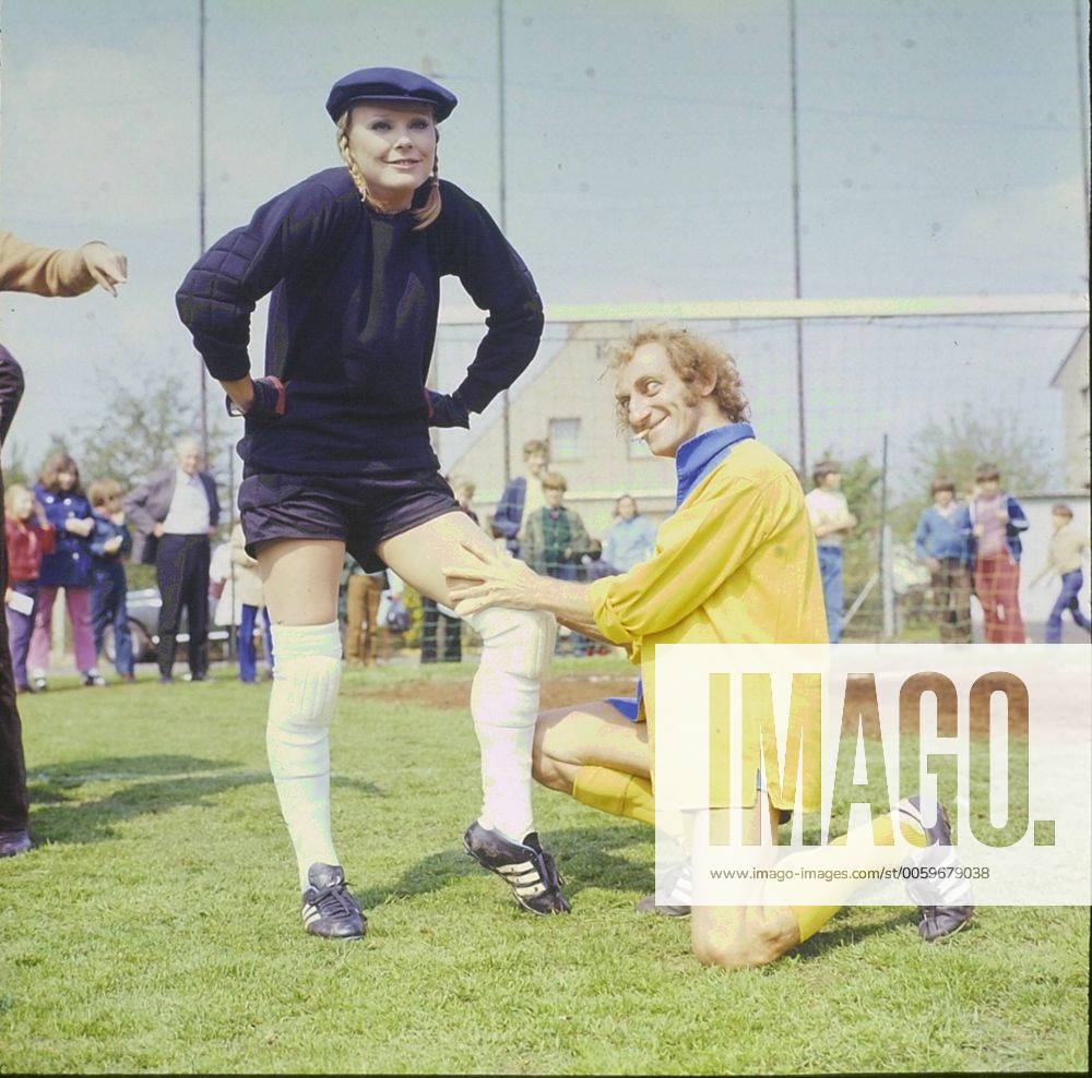DIE ELKE SOMMER SHOW Schauspielerin ELKE SOMMER in schwarzer Fußballerkleidung als Torwart bekommt in der Halbzeit vom britischen Komiker MARTY FELDMAN eine Beinmassage. Ulkte Marty : In der nächsten Halbzeit wird gewechselt. Dann betatschst du einmal meine schnellen Raucherbeine Wenn so ein kesses Fräuleinwunder wie Elke im Tor steht, dann gibt es harte Stürme. Doch das Pfarrerstöchterchen aus Erlangen schlug sich wacker zusammen mit Nationalspieler GÜNTER NETZER, dem schielenden Komiker MARTY FELDMAN und WDR-Sportmoderator ERNST HUBERTY gegen die Kicker des Ortsvereins im rheinischen Geyen. Sensationelles Ergebnis: 13: 13