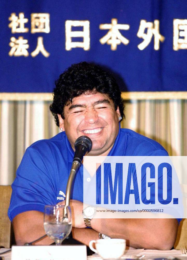 Diego Armando Maradona (Argentinien) freut sich diebisch über sein Buch Yo soy el Diego - Ich bin der Diego Fußball Herren Buchvorstellung 2000, Pressekonferenz, PK, Pressetermin, Vorstellung, Präsentation Porträt Buenos Aires Freude