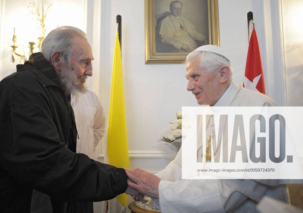 Zum Abschluss seines Kuba-Besuches ist Papst Benedikt XVI. am Mittwoch (28.03.2012) in Havanna mit dem früheren Staatschef Fidel Castro (li.) zusammengetroffen. Der Revolutionsführer hatte Benedikt um einige Minuten seiner kostbaren Zeit gebeten. Zuvor hatte der Papst mit mehreren Hunderttausend Menschen in Havanna eine große Freilichtmesse gefeiert. Bei dem von starken Sicherheitsvorkehrungen begleiteten Gottesdienst auf der Plaza de la Revolución forderte das Kirchenoberhaupt Kuba auf, weitere Schritte auf dem Weg zur Achtung der Religionsfreiheit zu gehen. DER ABDRUCK DES EPD-FOTOS IST HONORARPFLICHTIG! Papst Benedikt trifft in Kuba Fidel Castro 383952