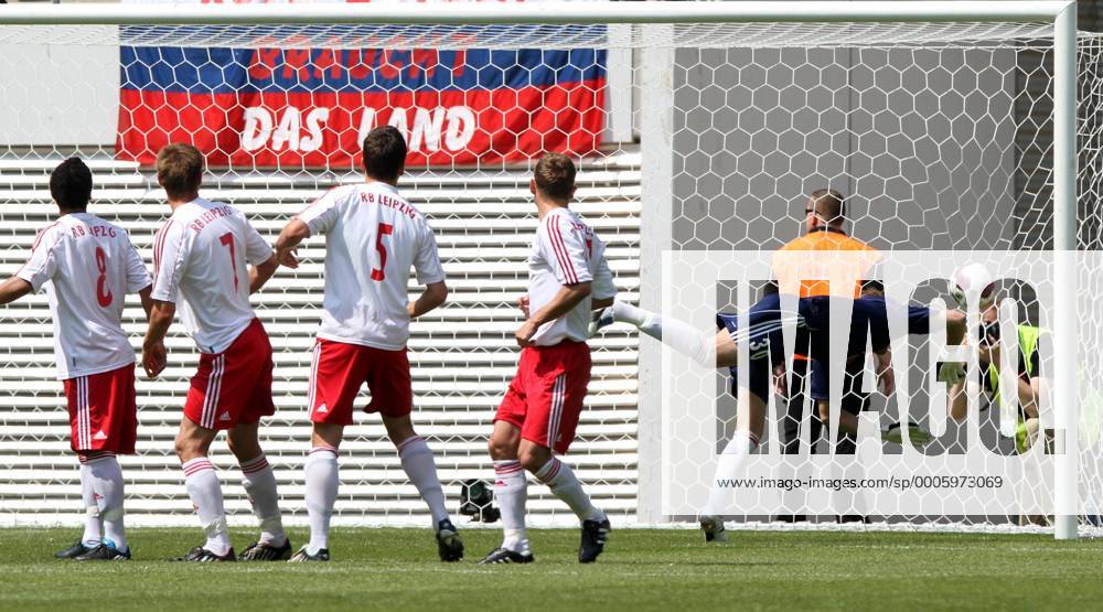 Fussball NOFV - Oberliga Süd FC Sachsen Leipzig - Rasenballsport Leipzig - Tor für (Sachsen Leipzig zum 1:0 , Torwart Sven Neuhaus (RB Leipzig) chancenlos o0 Derby