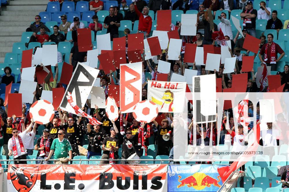 Fussball NOFV - Oberliga Süd - Rasenballsport Leipzig - RB Fans feiern ihre Mannschaft