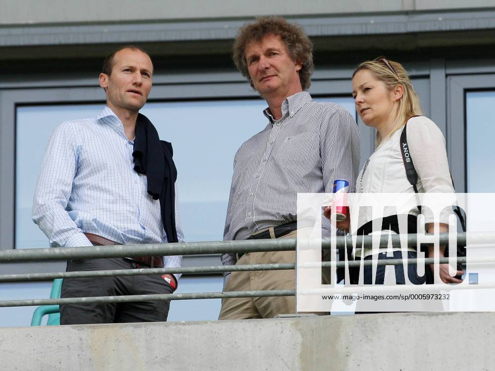 Leipzig, 29.05.2010, Zentralstadion, Fussball, NOFV-Oberliga Süd, , FC Sachsen Leipzig vs. Rasenball Leipzig 2:1 - Zu Gast im Stadion - Andreas Sadlo (li.) und Stadionbesitzer Michael Kölmel (GER)