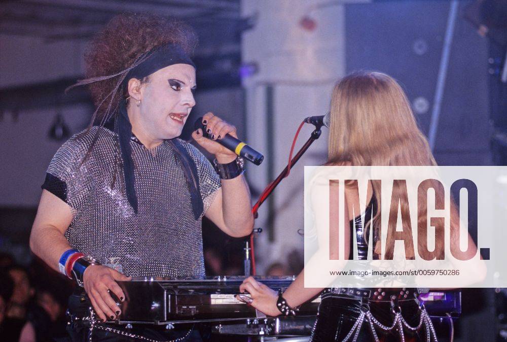 Sänger Bruno Kramm (li., GER KRAMM) während des 10. Wave-Gotik-Treffens in Leipzig 10. Wave-Gotik-Treffen in Leipzig photo-snph0301r