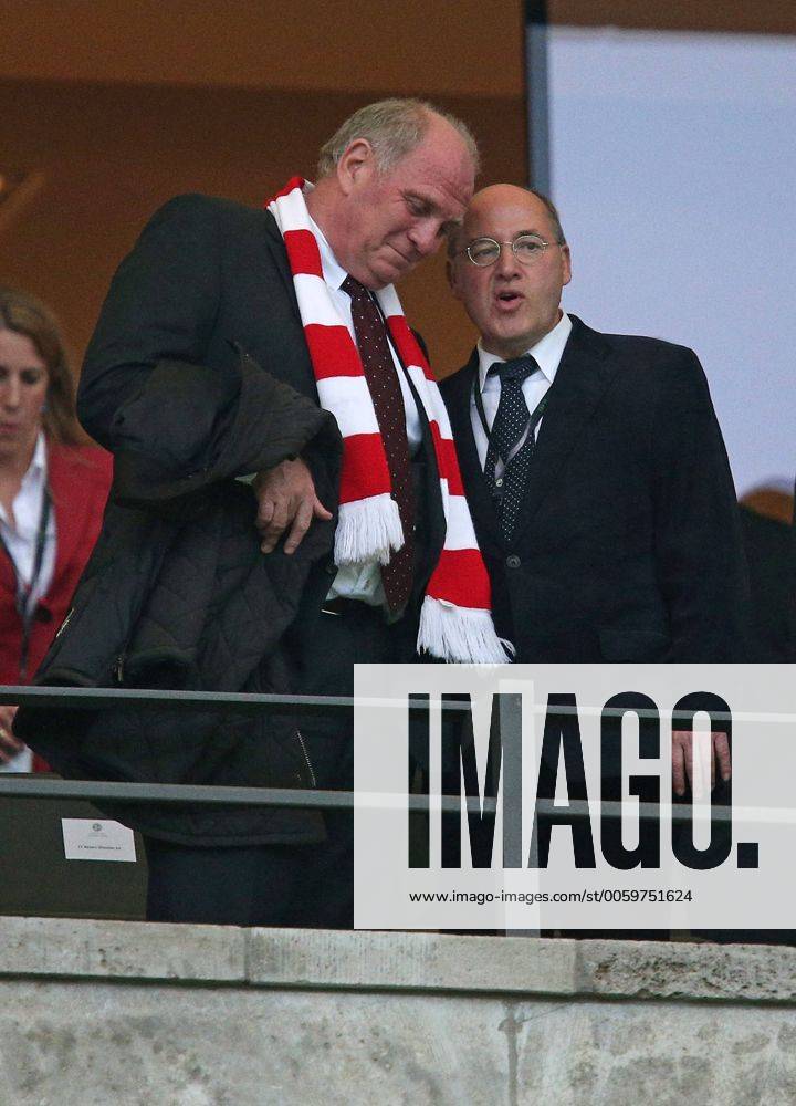 Fussball DFB-Pokalfinale 2013, FC Bayern München - VfB Stuttgart , im Olympiastadion Berlin. v.l. Präsident Uli Hoeneß (Bayern München) und Gregor Gysi (Fraktionsvorsitzender der Linksfraktion) auf der Tribüne 01.06.2013, Fussball DFB-Pokalfinale, Bayern München - Stuttgart