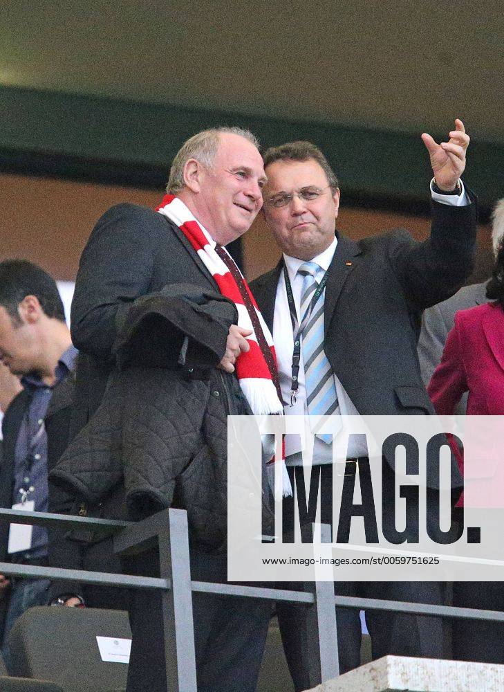 Fussball DFB-Pokalfinale 2013, FC Bayern München - VfB Stuttgart , im Olympiastadion Berlin. Präsident Uli Hoeneß (li., Bayern München) auf der Tribüne 01.06.2013, Fussball DFB-Pokalfinale, Bayern München - Stuttgart