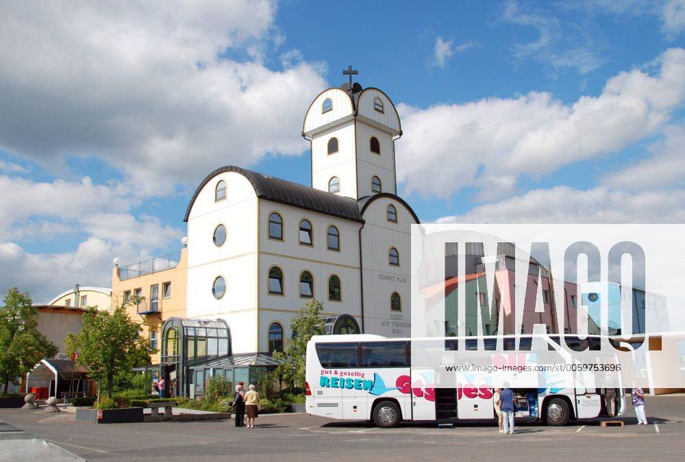 Autobahnkirche Geiselwind bei Würzburg am 14.07.2011. Deutschlands erste privat gebaute Autobahnkirche wurde vor zehnn Jahren, am 07.09.2001, an der A 3 zwischen Würzburg und Nürnberg eingeweiht. Errichtet wurde sie von Anton Strohofer auf seinem Autohof bei Geiselwind (Unterfranken). Die Kirche ist Teil eines Life-Parks mit Multifunktionsgebäuden für Messen und Großveranstaltungen, den die Autohof Strohofer GmbH für über 20 Millionen Mark gebaut hat. DER ABDRUCK DES EPD-FOTOS IST HONORARPFLICHTIG! Autobahnkirche Geiselwind 369725