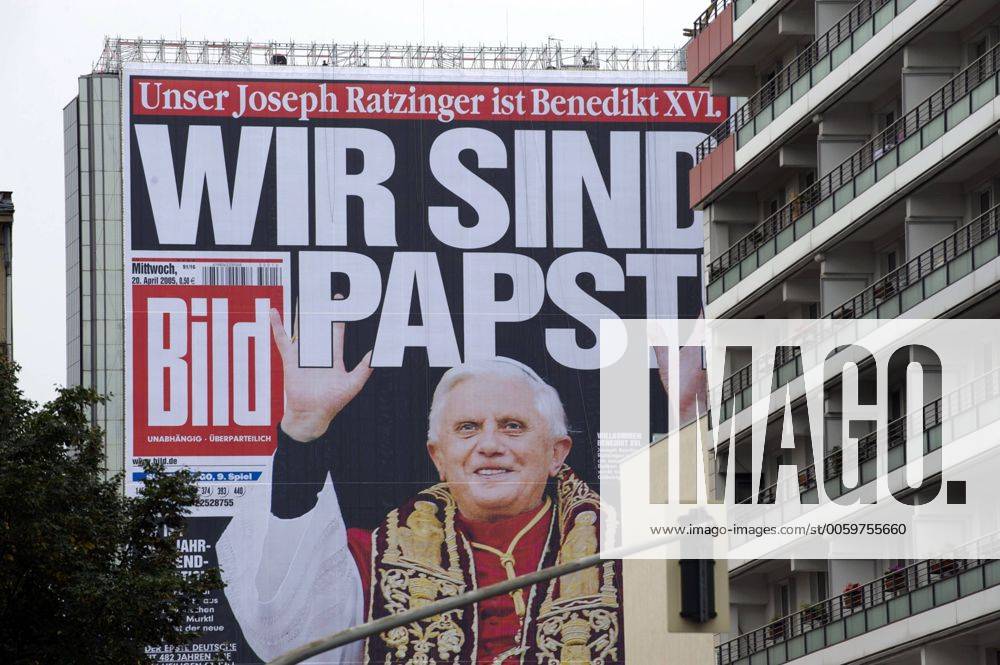 Anlässlich des Deutschlandbesuchs von Papst Benedikt XVI. hat der Axel-Springer-Medienkonzern seinen Neubauflügel in Berlin am Montag (19.09.2011) mit der Bild -Titelseite vom 20.04.2005 verhüllt. Als Joseph Ratzinger am 19.04.2005 zum Papst gewählt wurde, titelte die Bild -Zeitung am nächsten Tag Wir sind Papst! . Diese Titelseite ist jetzt vom 19. bis 27. August in der Größe von 45 x 64 Metern an zwei Seiten des Springer-Hauses in Berlin zu sehen. Die zwei Planen wiegen jeweils 1.235 Kilogramm und wurden als Stoffbahn entrollt. Papst Benedikt XVI. besucht vom 22. bis 25. September Deutschland. Stationen seiner Reise sind Berlin, das Bistum Erfurt und Freiburg. DER ABDRUCK DES EPD-FOTOS IST HONORARPFLICHTIG! Berliner Springer-Haus mit Bild -Titelseite Wir sind Papst! verhüllt 371197
