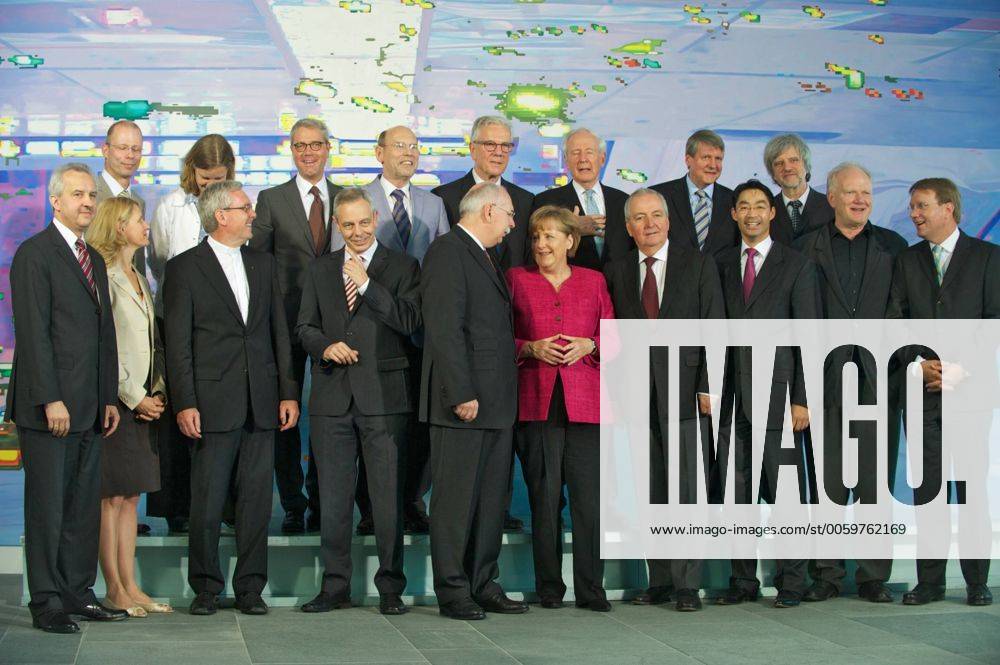 Die von der Bundesregierung nach der Reaktorkatastrophe in Fukushima eingesetzte Ethik-Kommission zur Energiepolitik übergab am Montag (30.05.2011) Bundeskanzlerin Angela Merkel (CDU, M.) in Berlin ihren Abschlussbericht. (Foto mit den Leitern der Kommission, dem früheren Bundesumweltminister Klaus Töpfer (CDU, 6.v.re.) und dem Präsidenten der Deutschen Forschungsgemeinschaft, Matthias Kleiner (neben Merkel). 3.v.li.1. Reihe der evangelische badische Landesbischof Ulrich Fischer, 3.v.re. Bundeswirtschaftsminister Philipp Rösler. Wie bereits bekannt wurde, empfiehlt die Experten-Kommission, den Ausstieg aus der Nutzung der Kernenergie innerhalb eines Jahrzehntes umzusetzen. Bei einem entsprechenden technologischen Fortschritt könne der Zeitraum des Ausstiegs verkürzt werden. (Siehe epd-Bericht vom 30.05.2011) DER ABDRUCK DES EPD-FOTOS IST HONORARPFLICHTIG! Ethik-Kommission zur Energiepoli 364574
