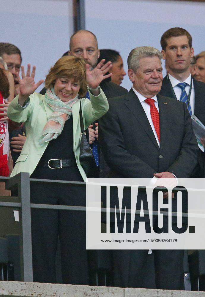 Fussball DFB-Pokalfinale 2013, FC Bayern München - VfB Stuttgart , im Olympiastadion Berlin. v.l. Daniela Schadt (Lebensgefährtin von Bundespräsident Joachim Gauck) , Bundespräsident Joachim Gauck auf der Tribüne 01.06.2013, Fussball DFB-Pokalfinale, Bayern München - Stuttgart