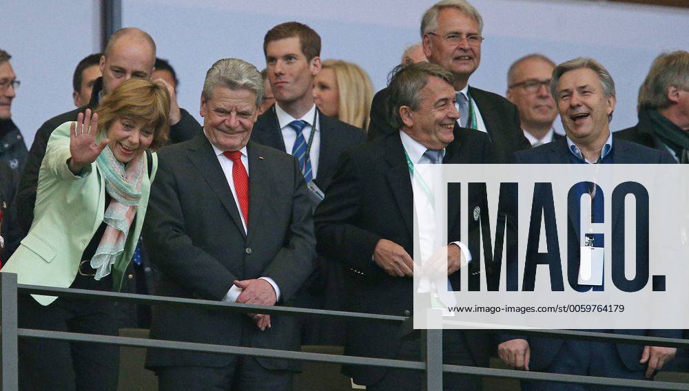 Fussball DFB-Pokalfinale 2013, FC Bayern München - VfB Stuttgart , im Olympiastadion Berlin. v.l. Daniela Schadt (Lebensgefährtin von Bundespräsident Joachim Gauck) , Bundespräsident Joachim Gauck , DFB-Präsident Wolfgang Niersbach und Berlins Bürgermeister Klaus Wowereit auf der Tribüne 01.06.2013, Fussball DFB-Pokalfinale, Bayern München - Stuttgart