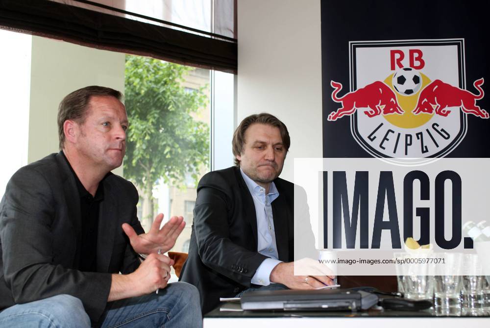 Leipzig, Radisson-Hotel, 30.05.2010, Fußball, NOFV Oberliga Süd, RasenBall Leipzig (RBL). Pressekonferenz. Im Bild: Der sportliche Leiter von Red Bull Soccer Dietmar Beiersdorfer (re.) und Pressesprecher Hans Georg Felder.