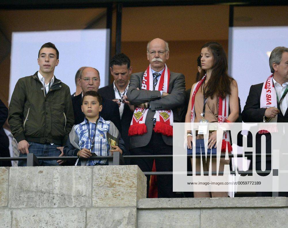 Fussball DFB-Pokalfinale 2013, FC Bayern München - VfB Stuttgart , im Olympiastadion Berlin. Dieter Zetsche Vorsitzender des Vorstand der Daimler AG Leiter Mercedes-Benz Cars mit Tochter Nora auf der Ehrentribüne 01.06.2013, Fussball DFB-Pokalfinale, Bayern München - Stuttgart