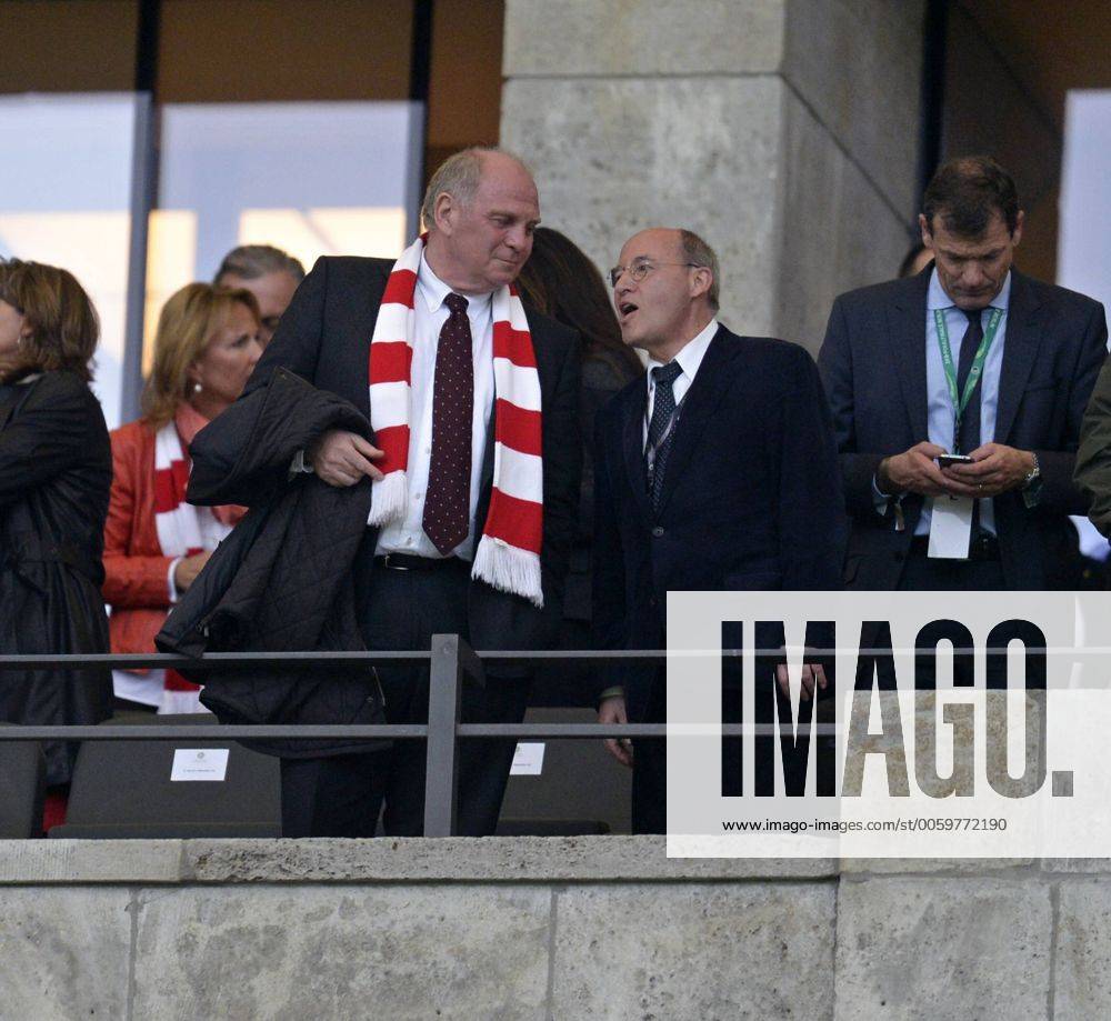 Fussball DFB-Pokalfinale 2013, FC Bayern München - VfB Stuttgart , im Olympiastadion Berlin. Linke Politiker Gregor Gysi (re, Deutschland) und Präsident Uli Hoeneß (li, München) stecken die Köpfe zusammen. 01.06.2013, Fussball DFB-Pokalfinale, Bayern München - Stuttgart