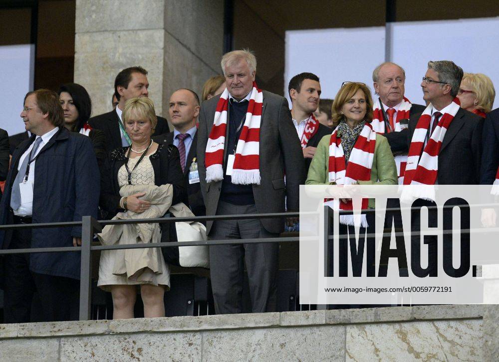 Fussball DFB-Pokalfinale 2013, FC Bayern München - VfB Stuttgart , im Olympiastadion Berlin. Ministerpräsident des Freistaates Bayern Horst Lorenz Seehofer (mitte, CSU, Deutschland) auf der Ehrentribüne. 01.06.2013, Fussball DFB-Pokalfinale, Bayern München - Stuttgart