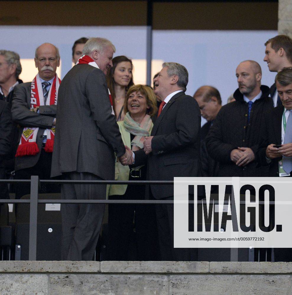 Fussball DFB-Pokalfinale 2013, FC Bayern München - VfB Stuttgart , im Olympiastadion Berlin. Gaucks Lebensgefährtin Daniela Schadt und Bundespräsident Joachim Gauck (li, Deutschland) begrüßet Ministerpräsident des Freistaates Bayern Horst Lorenz Seehofer (li, Deutschland), hinten links: Dr. Dieter Zetsche (Vorstandsvorsitzender Daimler AG). 01.06.2013, Fussball DFB-Pokalfinale, Bayern München - Stuttgart