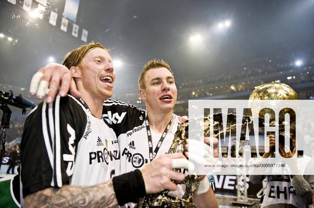 Jubel Filip JICHA (re.) mit Boerge LUND, Kiel, mit dem Pokal - Handball Champions League Final Four, Finale, FC Barcelona vs. THW Kiel am 30.05.2010 in Koeln o0 Trophäe Objekte