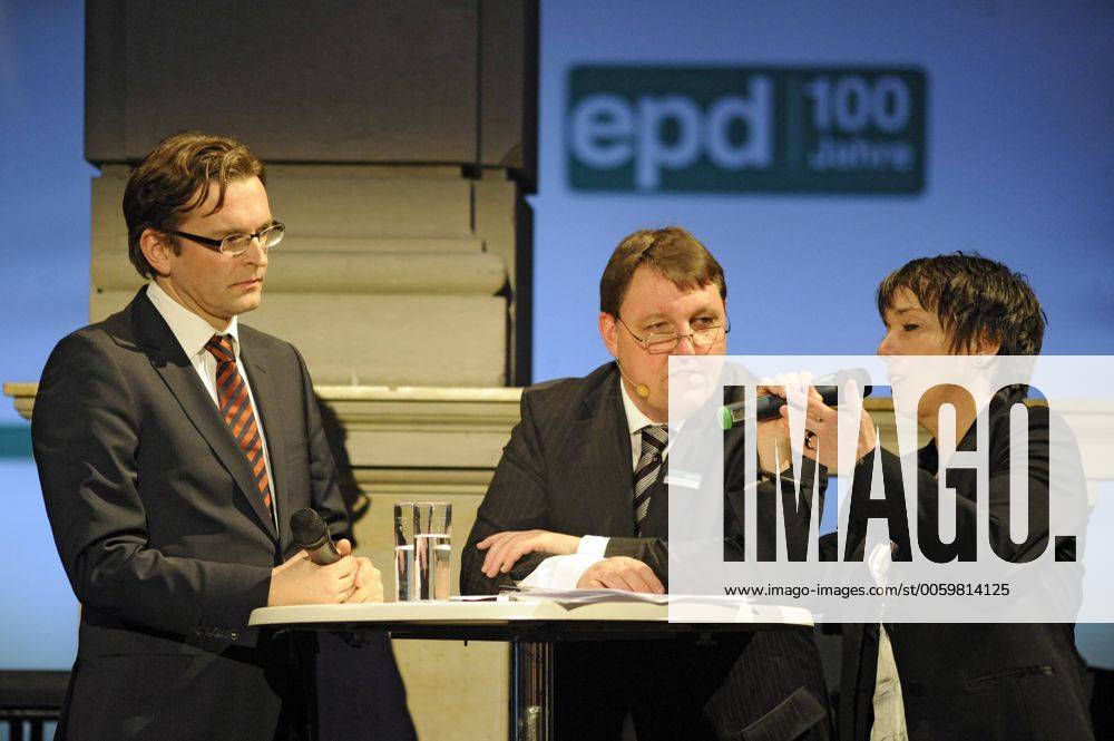 Die Ratsvorsitzende der Evangelischen Kirche in Deuitschland (EKD), Landesbischöfin Margot Käßmann, und der Chefredakteur des Hamburger Abendblattes, Claus Strunz (li.), diskutieren am Mittwochabend (3.2.2010) bei der 100-Jahr-Feier des Evangelischen Pressedienstes (epd) in Berlin über Glaube und Medien, Gott und die Welt . Moderiert wurde das Gespräch vom Direktor des Gemeinschaftswerkes der Evangelischen Publizistik (GEP), Jörg Bollmann (M.). Zur Jubiläumsfeier der ältesten bestehenden deutschen Nachrichtenagentur kamen rund 300 Vertreter aus Kirche, Politik und Medien. Die Festrede hielt Bundeskanzlerin Angela Merkel. Vor 100 Jahren, am 3.2.1910, wurde in Wittenberg der Evangelische Preßverband für Deutschland (EPD) gegründet. (Siehe epd-Meldung vom 3.2.2010) DER ABDRUCK DES EPD-FOTOS IST HONORARPFLICHTIG! Evangelischer Pressedienst feiert 100-jähriges Bestehen 333445
