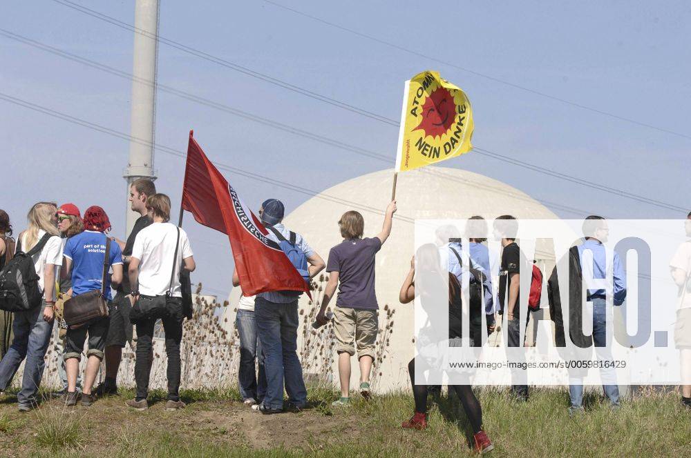 Zehntausende Demonstranten protestierten im hessischen Biblis am Samstag, 24.4., gegen die weitere Nutzung der Kernenergie in Deutschland und umzingelten in einer Menschenkette den 1974 ans Netz gegangenen, ältesten deutschen Atommeiler Biblis A und den benachbarten Block B. Mit einem Die-In wiesen sie auf die Gefahren der Kernenergie hin. (Siehe epd-Bericht vom 24.04.2010). DER ABDRUCK DES EPD-FOTOS IST HONORARPFLICHTIG! Massenproteste gegen Kernenergie am AKW Biblis 338726