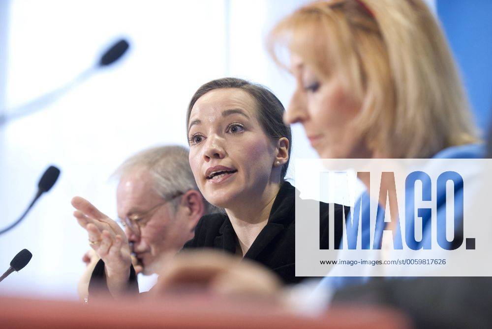 Hans Bertram, Humboldt-Universität zu Berlin, Bundesfamilienministerin Kristina Köhler (CDU) und UNICEF-Geschäftsführerin Regine Stachelhaus (v.li.) am Donnerstag (14.01.2010) bei der Vorstellung eines UNICEF-Berichts zur Lage der Kinder in Industrieländern. Trotz guter Lebensbedingungen blicken deutsche Jugendliche der Studie zufolge pessimistischer in die Zukunft als ihre Altersgenossen in anderen Industrieländern. Nach dem UNICEF-Bericht geht etwa jeder vierte 15-Jährige in Deutschland davon aus, später nur eine niedrigqualifizierte Arbeit zu haben. In diesem Punkt liegt Deutschland auf dem letzten Platz des Rankings. Insgesamt nimmt Deutschland bei der Untersuchung zur Lage der Kinder unter 21 Ländern Platz acht ein. Es gebe keinen Anlass, sich auf einem Mittelplatz bequem zu machen, sagte die UNICEF-Geschäftsführerin. Das Fehlen eines Elternteils darf kein Armutsrisiko sein , sagt 332308