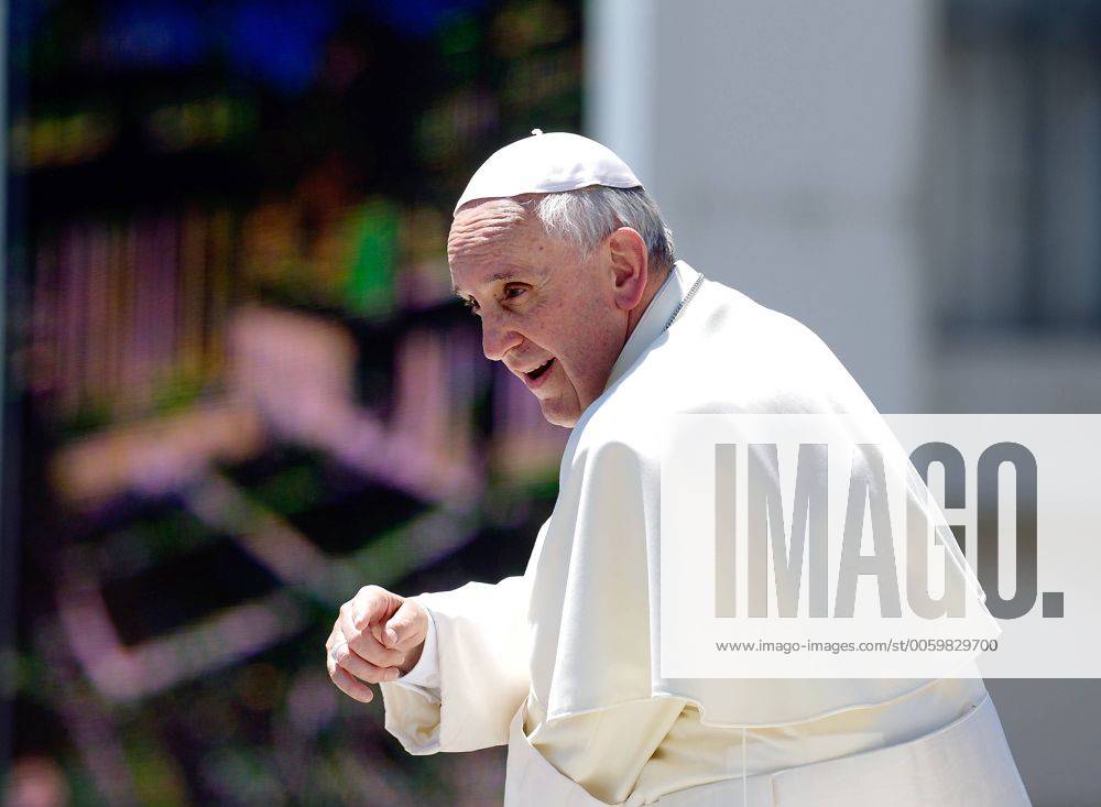Rom, Vatikan 12.06.2013 Papst Franziskus I. bei der wöchentlichen Generalaudienz auf dem Petersplatz FOTO: Pressefoto ULMER Alberto Lingria MODELxRELEASExx Rom Generalaudienz; Papst Franziskus I.