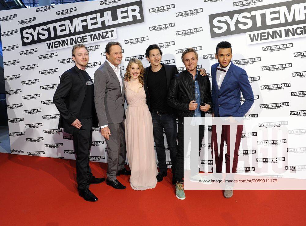Die Schauspieler Tino Mewes, Peter Kraus, Paula Kalenberg, Tim Oliver Schultz, Constantin von Jascheroff, Thano Walbaum kommen am 26.06.2013 zur Premiere des Films Systemfehler - wenn Inge tanzt über den roten Teppich in Köln.