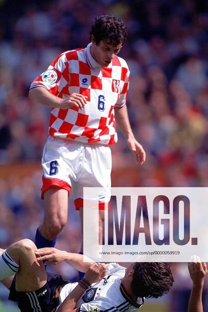 Der Kroate Slaven Bilic tritt den am Boden liegenden Christian Ziege Fußball EM Herren Europameisterschaft 1996, Länderspiel, Nationalmannschaft: Kroatien - BR Deutschland Gruppe Old Trafford Manchester Wut
